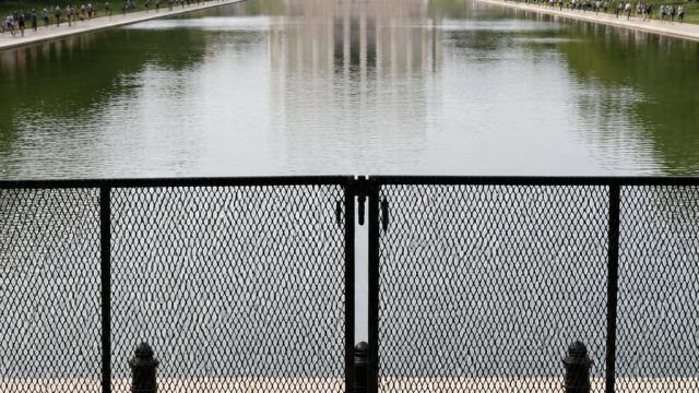 New Fence Around Lincoln Memorial Reflecting Pool Sparks Online Buzz